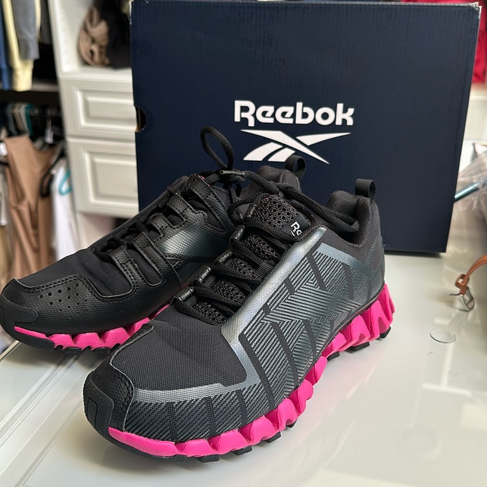 Women’s Reebok sneakers size 8 great condition. Zigtech memory tech. Comfort